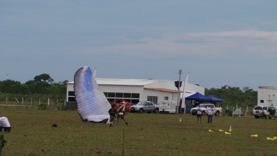 Pilotos de paramotor do Brasil e do mundo disputam Festival Aéreo em Três Lagoas