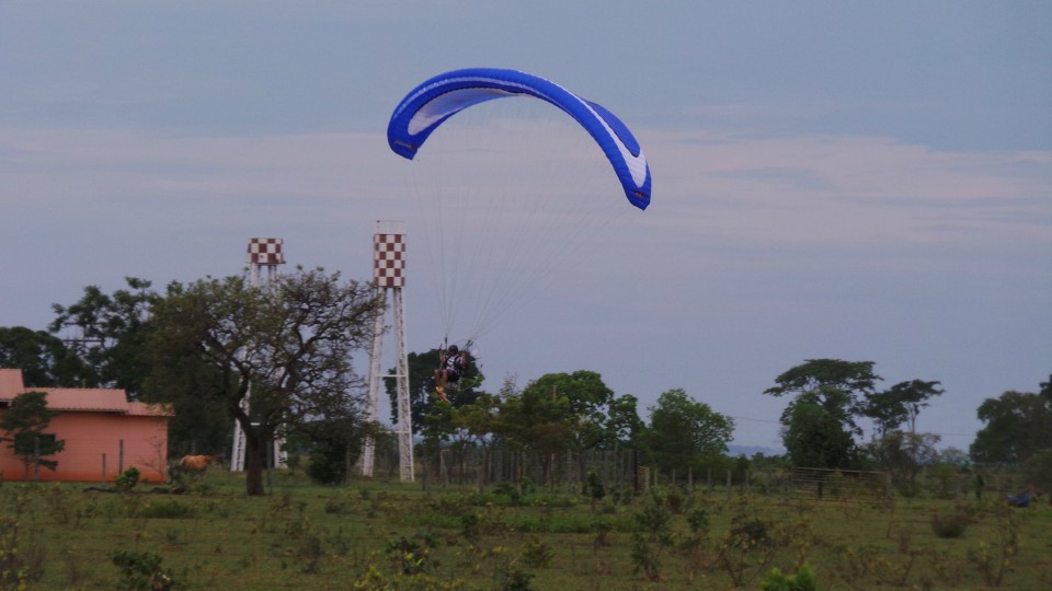 Pilotos de paramotor do Brasil e do mundo disputam Festival Aéreo em Três Lagoas