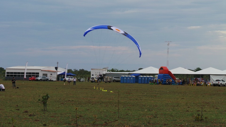 Pilotos de paramotor do Brasil e do mundo disputam Festival Aéreo em Três Lagoas