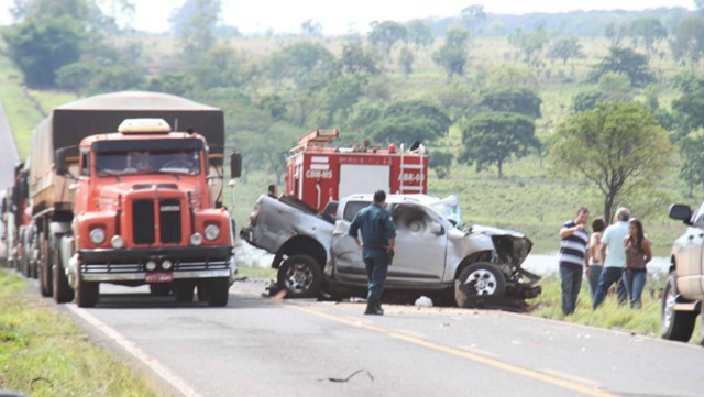 Quatro mortos e dois feridos em violenta colisão entre duas caminhonetes e carro