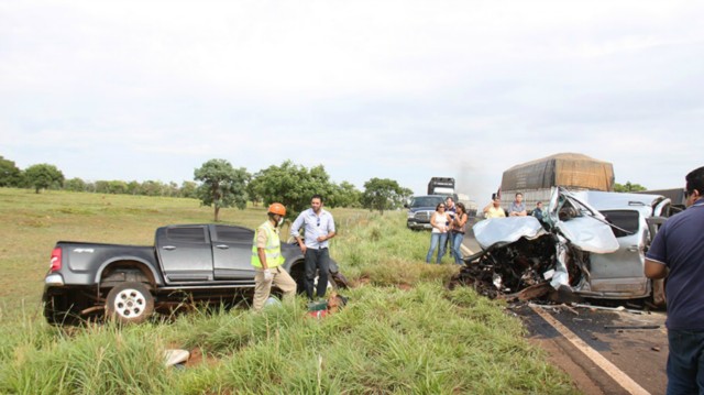 Quatro mortos e dois feridos em violenta colisão entre duas caminhonetes e carro
