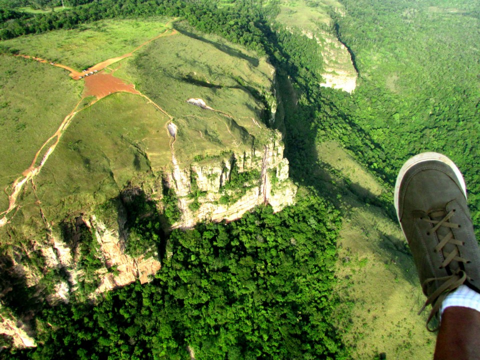 Piloto de paramotor de Três Lagoas desbrava Chapada dos Guimarães