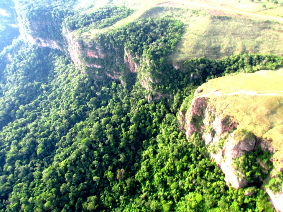 Piloto de paramotor de Três Lagoas desbrava Chapada dos Guimarães