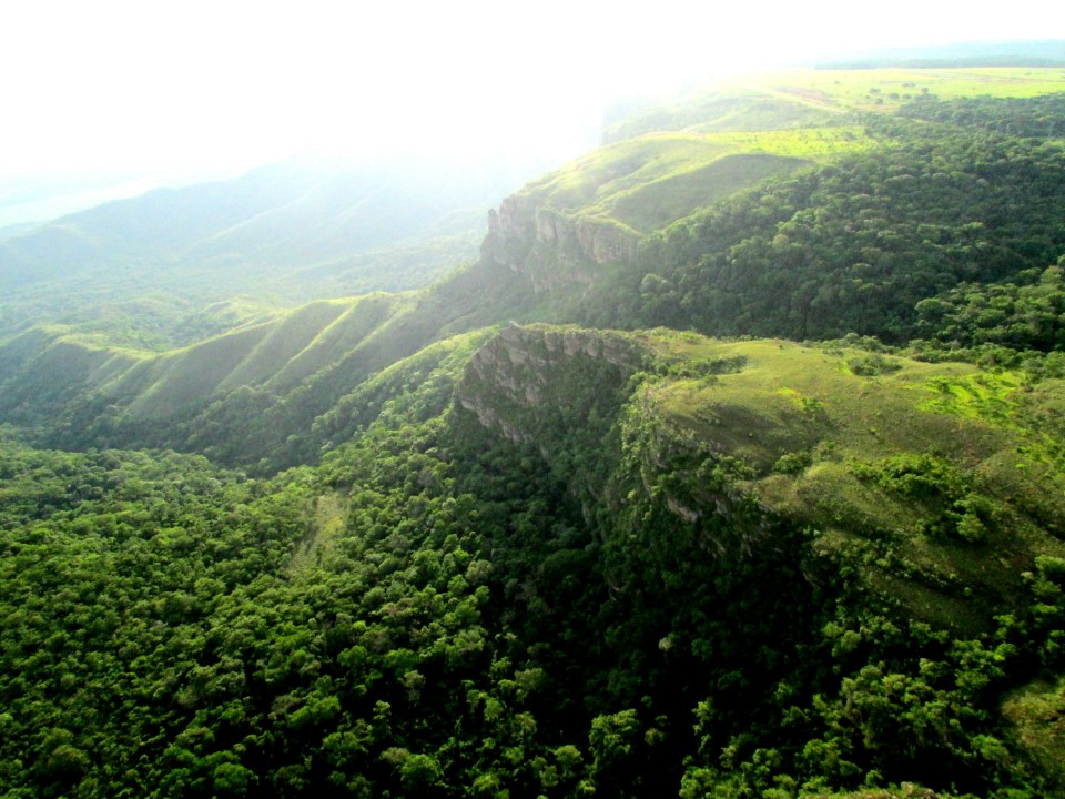 Piloto de paramotor de Três Lagoas desbrava Chapada dos Guimarães