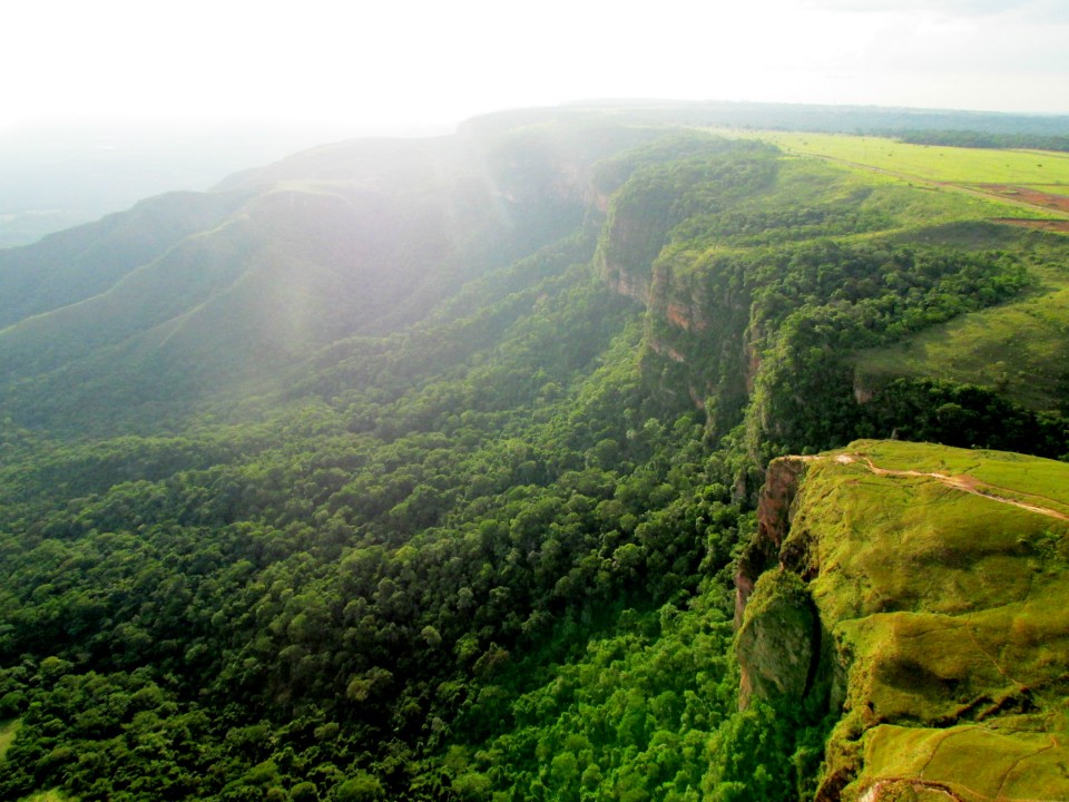 Piloto de paramotor de Três Lagoas desbrava Chapada dos Guimarães