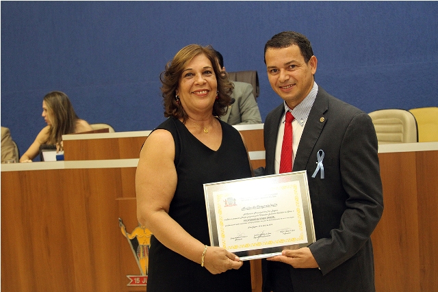 Vereadores homenageiam servidores e educadoras que trabalham em prol dos idosos