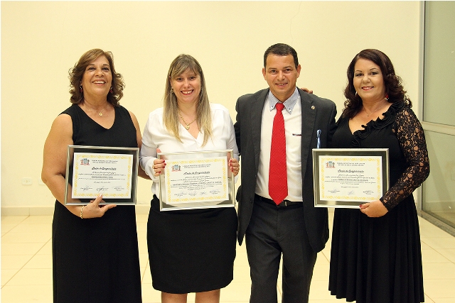 Vereadores homenageiam servidores e educadoras que trabalham em prol dos idosos