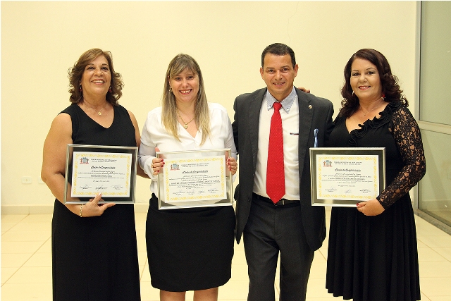 Vereadores homenageiam servidores e educadoras que trabalham em prol dos idosos