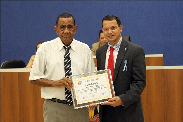 Vereadores homenageiam servidores e educadoras que trabalham em prol dos idosos