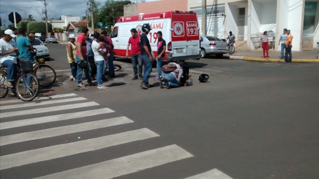 Carro invade a preferencial e atropela motociclista