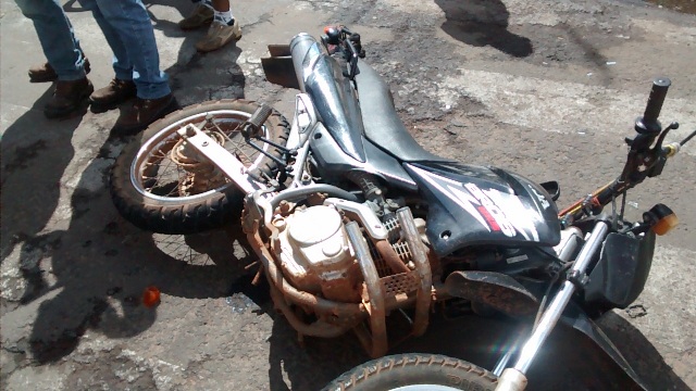 Carro invade a preferencial e atropela motociclista