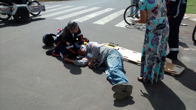 Carro invade a preferencial e atropela motociclista