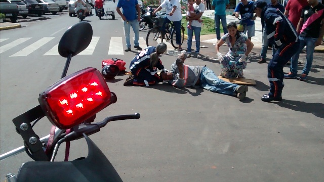 Carro invade a preferencial e atropela motociclista