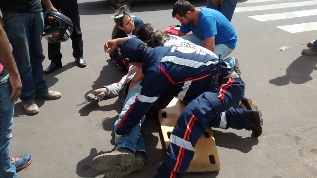 Carro invade a preferencial e atropela motociclista