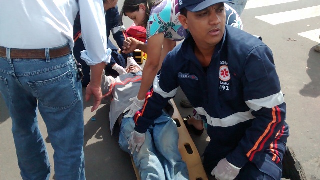 Carro invade a preferencial e atropela motociclista