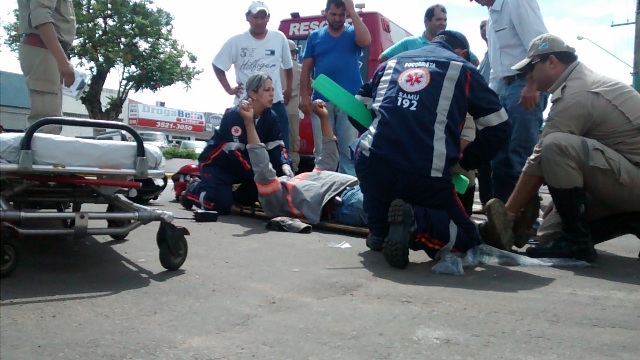 Carro invade a preferencial e atropela motociclista