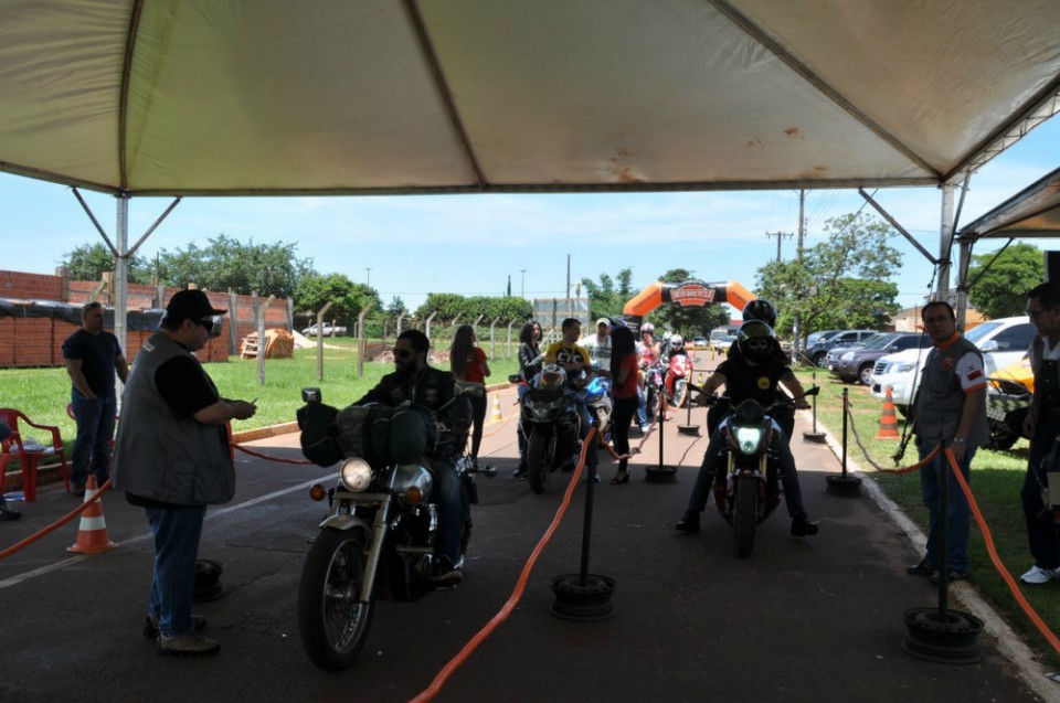 Motociclistas chegam à fronteira para o "Motorcycle 2014"