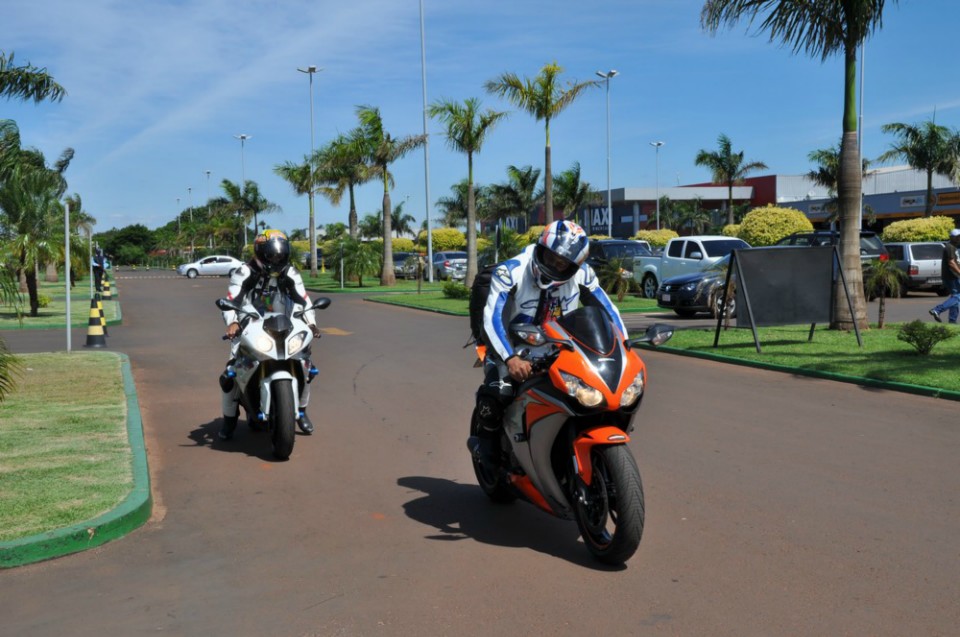 Motociclistas chegam à fronteira para o "Motorcycle 2014"