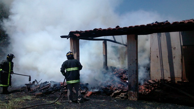 Casa abandonada pega fogo na Vila Piloto