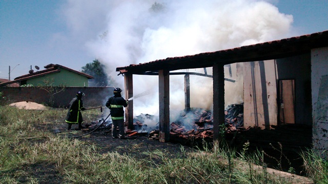 Casa abandonada pega fogo na Vila Piloto