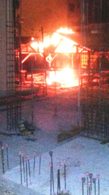 Depósito de madeiras de construção pega fogo no Vila Nova