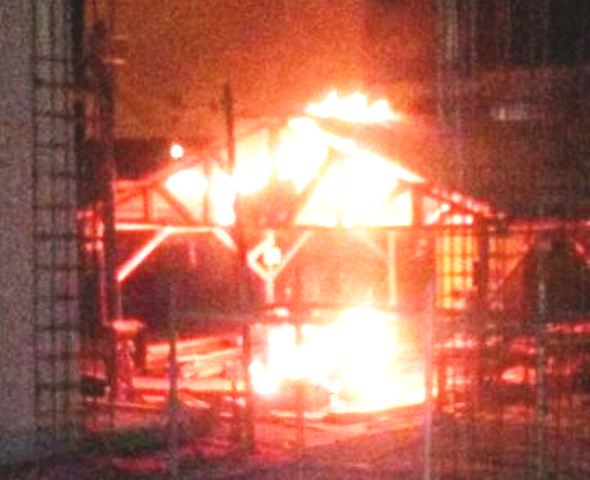 Depósito de madeiras de construção pega fogo no Vila Nova
