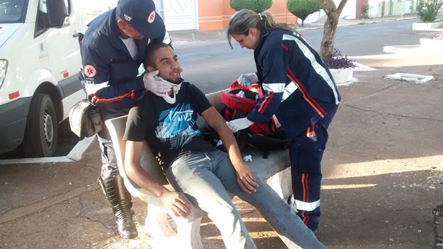 Colisão entre carro e moto deixa jovem ferido no Vila Nova