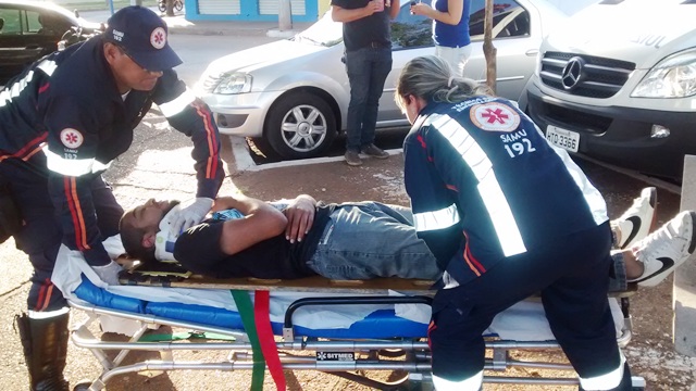 Colisão entre carro e moto deixa jovem ferido no Vila Nova