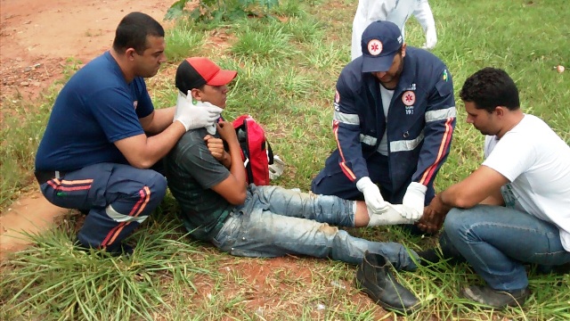 Motorista de caminhonete foge, após atropelar motociclista e bater em carro