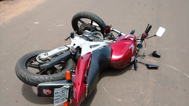 Motorista de caminhonete foge, após atropelar motociclista e bater em carro