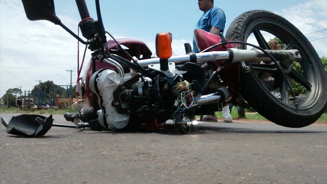 Motorista de caminhonete foge, após atropelar motociclista e bater em carro