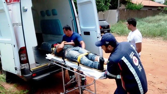 Motorista de caminhonete foge, após atropelar motociclista e bater em carro