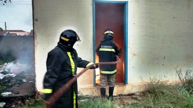 Homem queima lixo em terreno baldio e fogo atinge casa abandonada