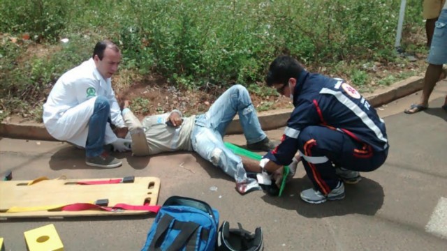 Na contra mão, idoso atropela motociclista no Santos Dumont