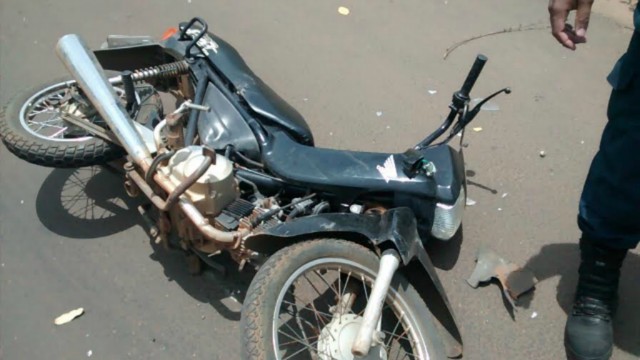 Na contra mão, idoso atropela motociclista no Santos Dumont