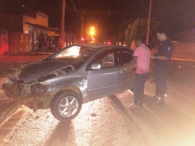 Corolla derruba pilha de tijolos e bate em Gol, ferindo mãe e bebê