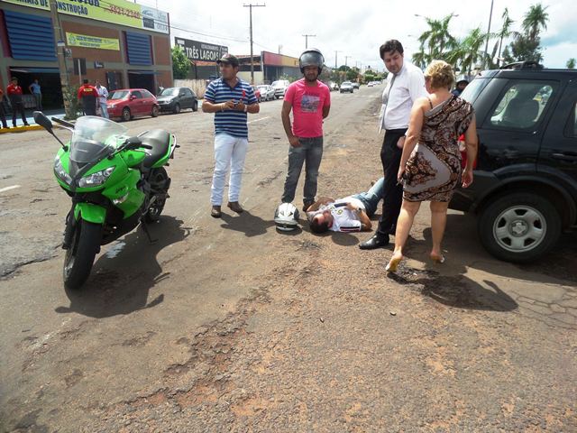 Motociclista fica ferido ao desviar de carro que invadiu a preferencial