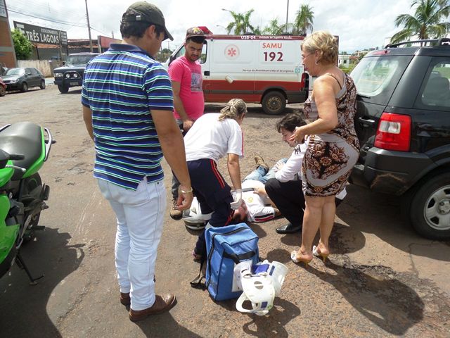 Motociclista fica ferido ao desviar de carro que invadiu a preferencial