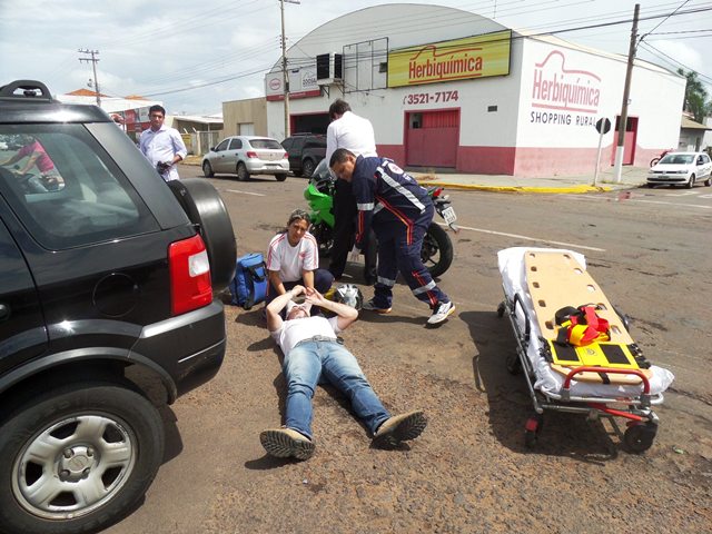 Motociclista fica ferido ao desviar de carro que invadiu a preferencial