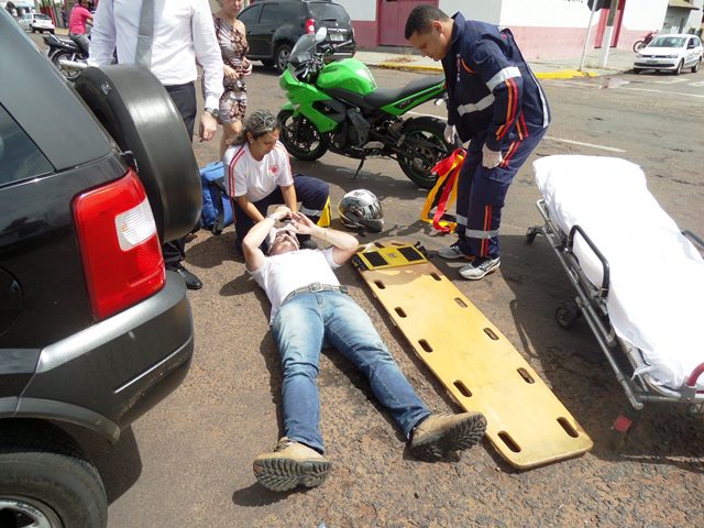 Motociclista fica ferido ao desviar de carro que invadiu a preferencial