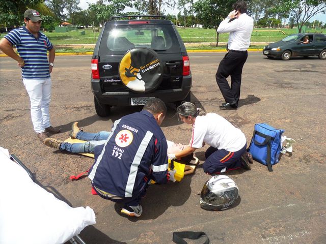 Motociclista fica ferido ao desviar de carro que invadiu a preferencial