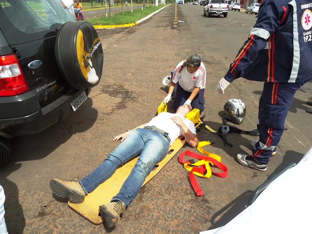 Motociclista fica ferido ao desviar de carro que invadiu a preferencial