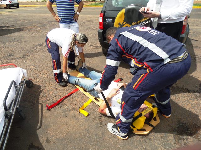 Motociclista fica ferido ao desviar de carro que invadiu a preferencial