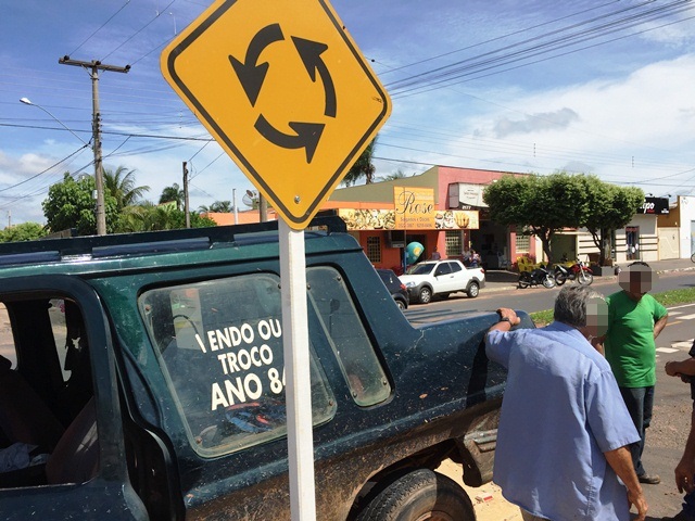 Idoso não respeita sinalização e causa acidente na Filinto Müller