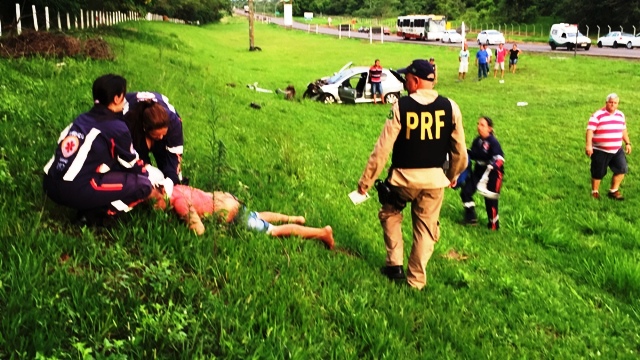 Carro é atingido por carreta e capota na barragem da usina de Jupiá