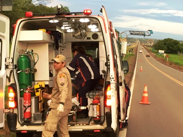 Carro é atingido por carreta e capota na barragem da usina de Jupiá