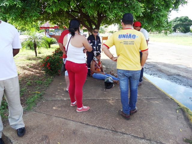 Motorista avança sinal vermelho e atropela motociclista, no centro de Três Lagoas