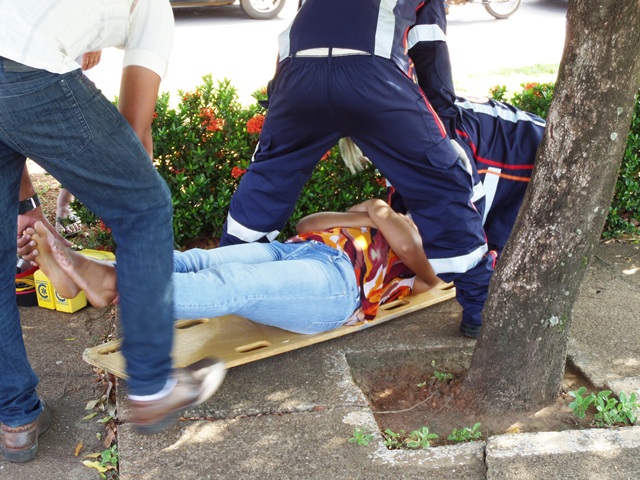 Motorista avança sinal vermelho e atropela motociclista, no centro de Três Lagoas