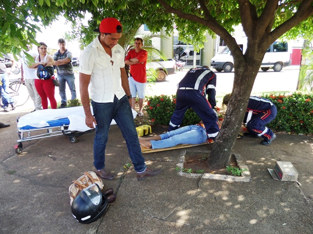 Motorista avança sinal vermelho e atropela motociclista, no centro de Três Lagoas