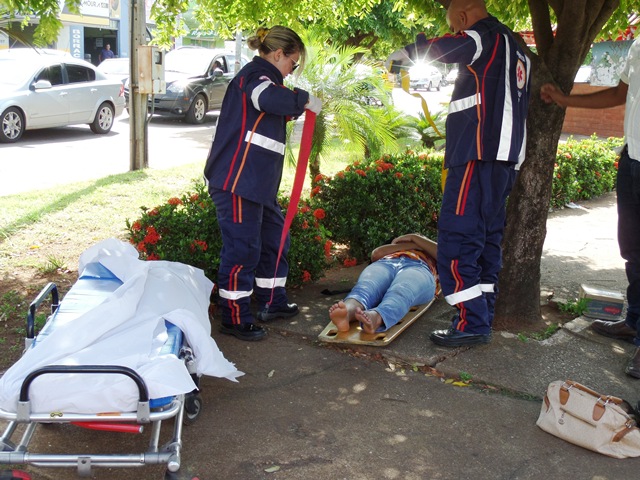 Motorista avança sinal vermelho e atropela motociclista, no centro de Três Lagoas